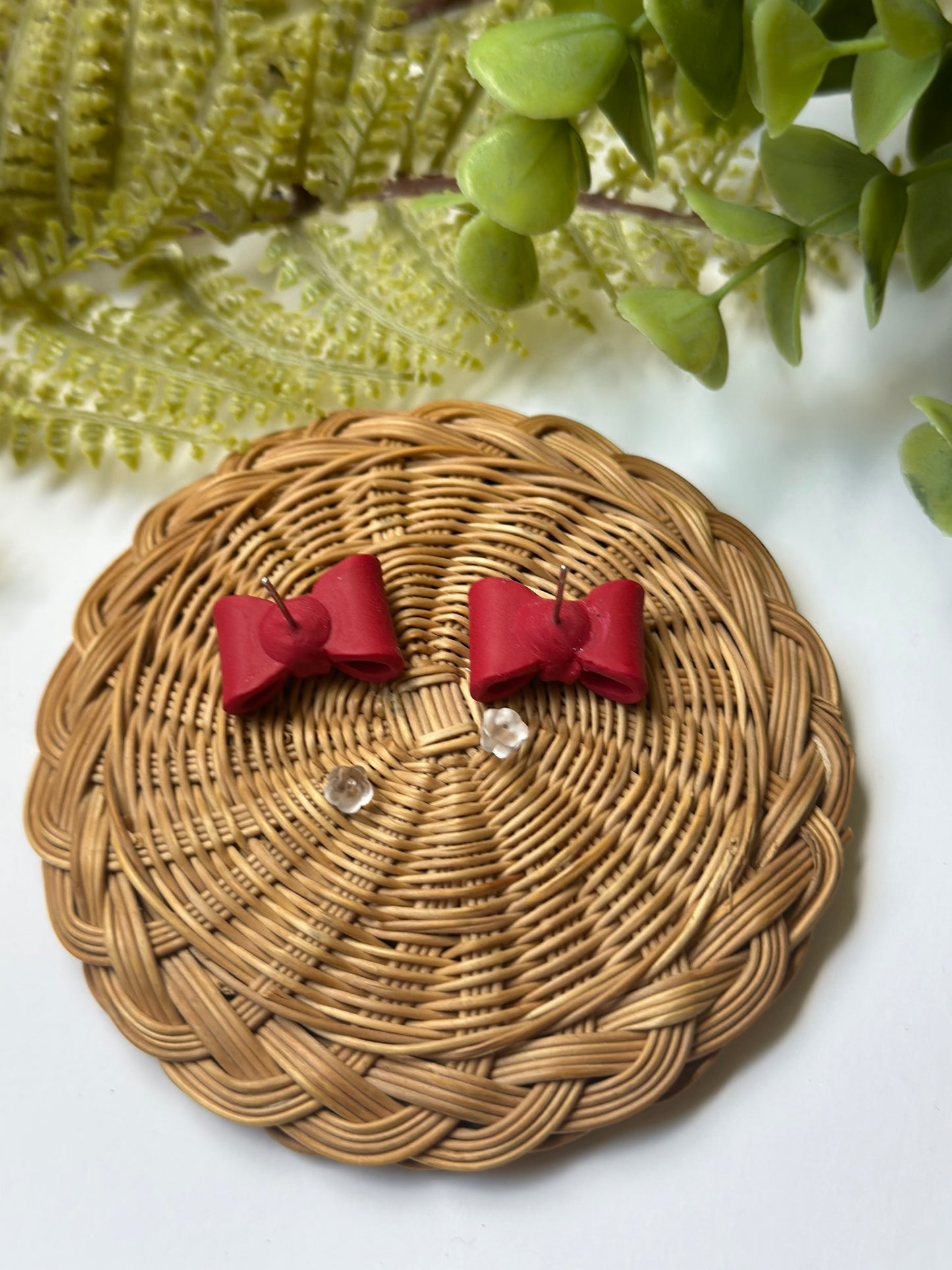 small bow studs in red